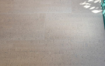 Замковый пробковый пол Linea Vanilla в интерьере комнаты дополнительные фото этого материала