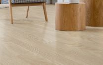 Виниловый пол Beige Smoke Oak SIC04 в интерьере гостиной дополнительные фото этого материала