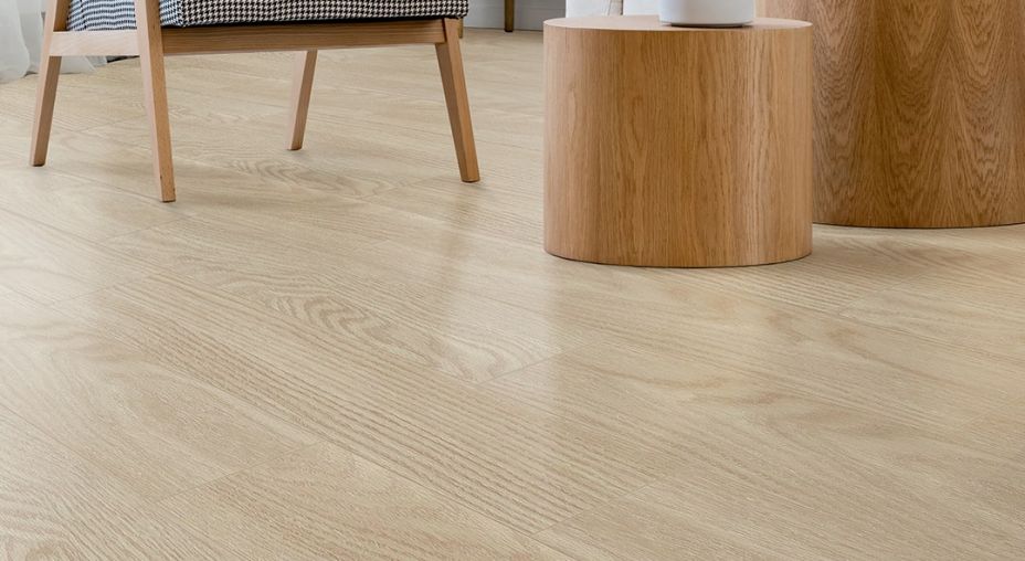 Виниловый пол Beige Smoke Oak SIC04 в интерьере гостиной фото